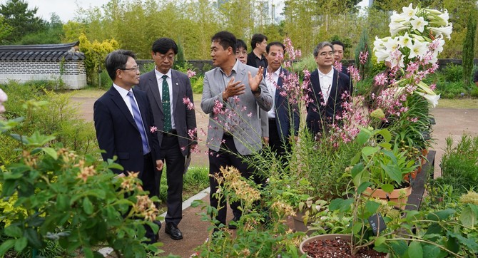 박은식 산림청장(왼쪽 첫번째)이 28일 2026 대한민국 정원식물 당선작 및 출품작 전시 현장을 시찰하고 있다. ⓒ 산림청