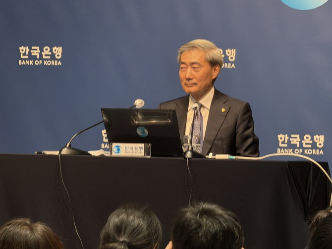 신현송 한은 총재가 28일 금통위 직후 기자간담회에서 질의에 답변하고 있다. = 임채린 기자