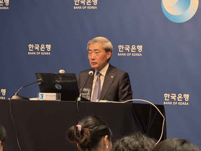 신현송 한은 총재가 28일 금통위 직후 기자간담회에서 질의에 답변하고 있다. = 임채린 기자