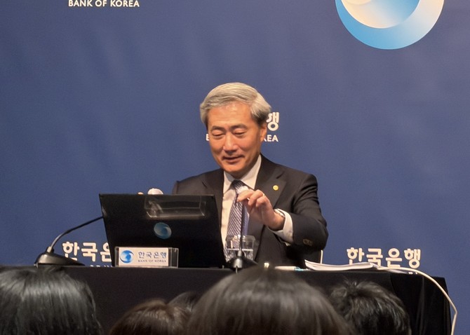 신현송 한은 총재가 28일 금통위 직후 기자간담회에서 질의에 답변하고 있다. = 임채린 기자