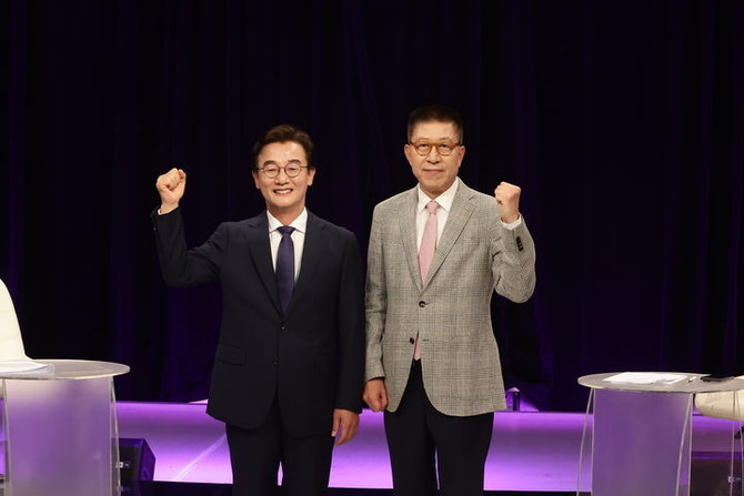 5월19일 부산 해운대구 KNN에서 열린 '6·3 전국동시지방선거 부산시장 후보자 토론회'서 기념사진 촬영 중인 전재수 더불어민주당 후보(왼쪽)와 박형준 국민의힘 후보. ⓒ 박형준 선거대책위원회