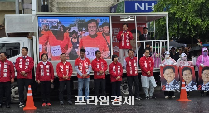 6·3 지방선거를 6일 앞두고 국민의힘 엄승용 후보와 보령 원팀이 28일 보령시 대천동 축협 앞에서 대규모 합동 집중유세를 하고 있다. =오영태 기자