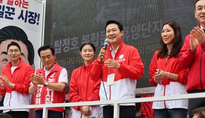 장동혁 국민의힘 당대표가 28일 논산제일치과 사거리 일원에서 열린 백성현 논산시장 후보 지원유세에서 시민들에게 지지를 호소하고 있다. = 오영태 기자