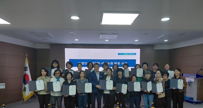 남해군이 본격적인 여름철 폭염에 대비해 온열질환으로부터 농업인의 건강을 보호하기 위해 '온열질환 예방요원' 23명을 위촉하고 기념촬영을 하고 있다. ⓒ 남해군