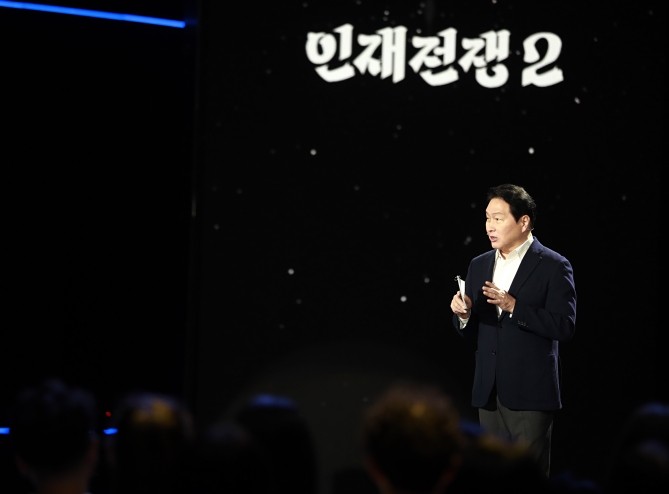 최태원 SK그룹 회장이 지난 28일 방영된 KBS 다큐 인사이트 '인재전쟁2 – 최태원의 대답'에 출연해 AI 인재상에 대해 강연하고 있다. ⓒ SK그룹