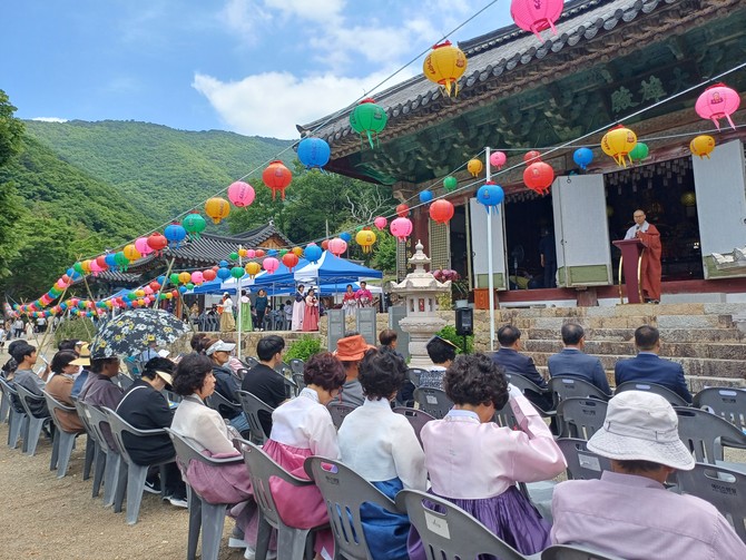 고성군이 '불기 2570년 부처님 오신 날'에 관내 전통 사찰 및 일반 사찰에서 봉행된 봉축 법요식에 참석해 군민들의 안녕을 기원하고 있다. ⓒ 고성군