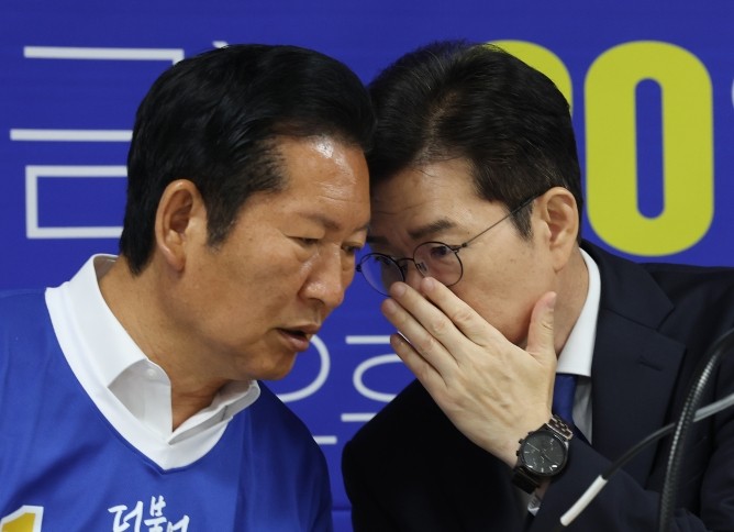 정청래 더불어민주당 총괄상임선거대책위원장(왼쪽)과 정원오 서울시장 후보. ⓒ 연합뉴스