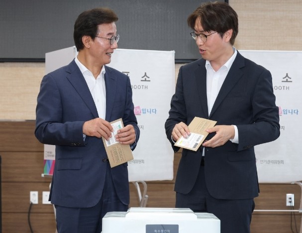 더불어민주당 전재수 부산시장 후보, 하정우 부산 북구갑 후보(왼쪽부터). ⓒ 연합뉴스