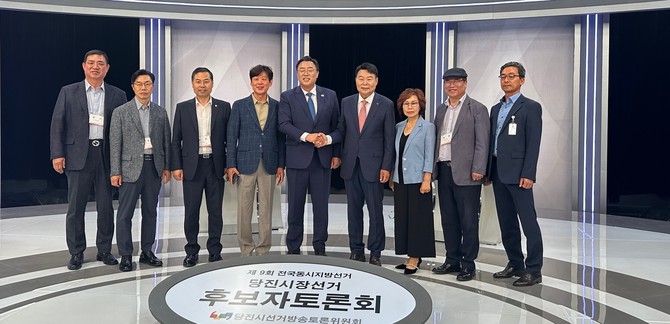오성환 후보가 KBS대전방송총국주관 당진시장 후보자 토론회를 개최 후 김기재 후보 및 관계자들과 기념촬영을 하고 있다. ⓒ 선거 캠프