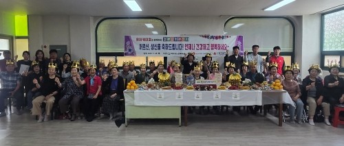 롯데케미칼 여수공장이 봉계동 대광오투빌아파트 경로당에서 어르신 30여 명을 대상으로 합동 생신잔치를 하고 있다. ⓒ 롯데케미칼