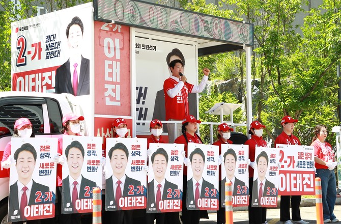국민의힘 진주시의원 후보가 초장동에서 지역민들에게 지지를 호소하고 있다. = 강경우 기자