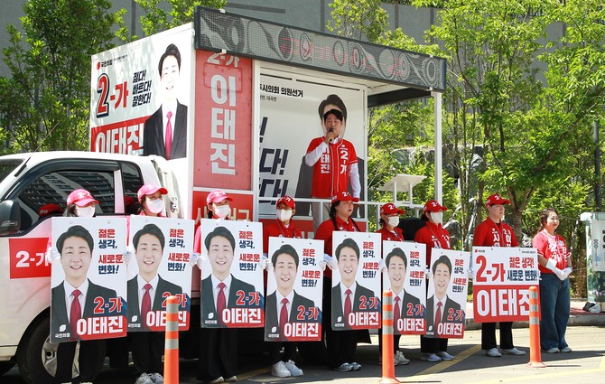 국민의힘 진주시의원 2-가 이태진 후보가 동부시립도서관 공사 재개에 대해 설명하고 있다. = 강경우 기자