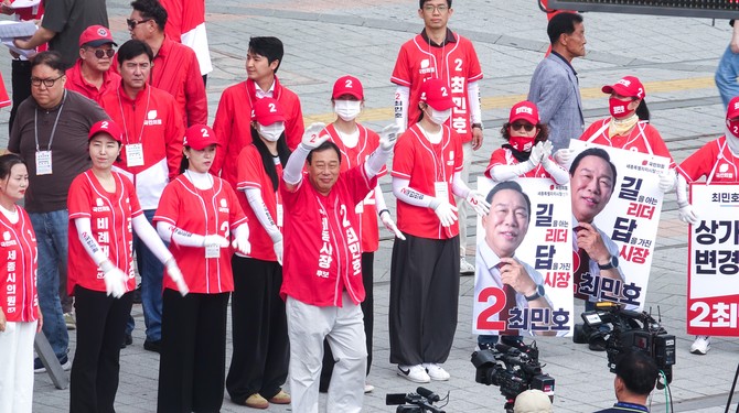 최민호 후보가 조치원에서 열린 집중 유세 현장을 찾아 시민들을 만나 지지를 호소하고 있다. ⓒ 선거 캠프