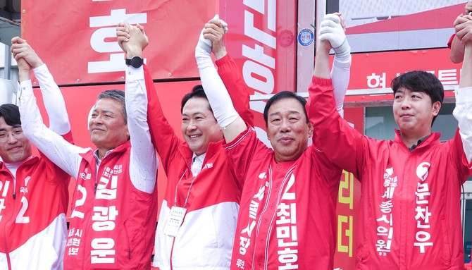 장동혁 대표는 지난 29일 조치원에서 열린 집중 유세 현장을 찾아 최민호 후보와 함께 시민들을 만나 지지를 호소하고 있다. ⓒ 선거 캠프