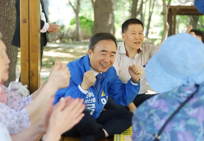 임문영 후보는 전통시장, 경로당, 복지시설, 생활체육 현장을 연일 찾고 있다. 국가 전략을 설계했던 경험과 지역 주민들의 생활 요구를 결합하겠다는 것으로 읽힌다. ⓒ 임문영 후보 선대본