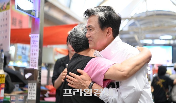김태흠 후보가 30일 천안중앙시장을 방문해 상인 및 시민들과 만나 이견을 청취 후 상인과 포옹을 하고 있다. =오영태 기자