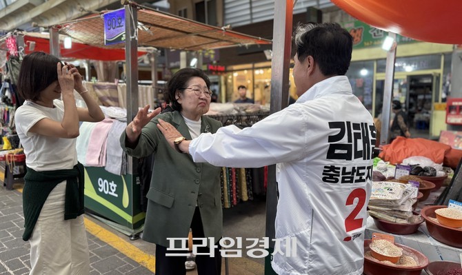 김태흠 후보가 30일 천안중앙시장을 방문해 현장 행보 중 김을동 전 국회의원과 만나 독립운동가 김좌진 장군 기념사업과 선양사업에 대한 의견도 교환했다. =오영태 기자