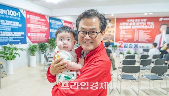 국민의힘 엄승용 보령시장 후보가 30일 선거사무소를 찾은 시민의 아이를 안아 들고 기념촬영을 하고 있다. ⓒ 프라임경제