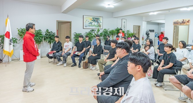 6·3 지방선거를 사흘 앞두고 보령지역 청년들로 구성된 '엄청단(엄승용 후보 강한 청년단)'이 선거사무소에서 국민의힘 엄승용 보령시장 후보에 대한 공식 지지를 선언했다. ⓒ 프라임경제