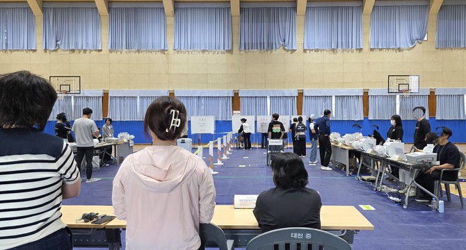 30일 충남 보령시 대천중학교에 마련된 사전투표소에서 유권자들이 투표 순서를 기다리며 차례로 투표에 참여하고 있다. =오영태 기자
