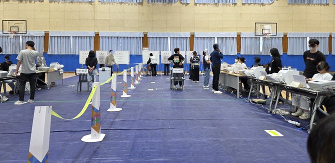 30일 충남 보령시 대천중학교에 마련된 사전투표소에서 유권자들이 투표 순서를 기다리며 차례로 투표에 참여하고 있다. =오영태 기자