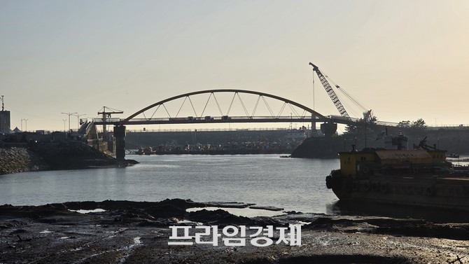 보령시 무창포항에 설치된 무지개다리 모습. =오영태 기자