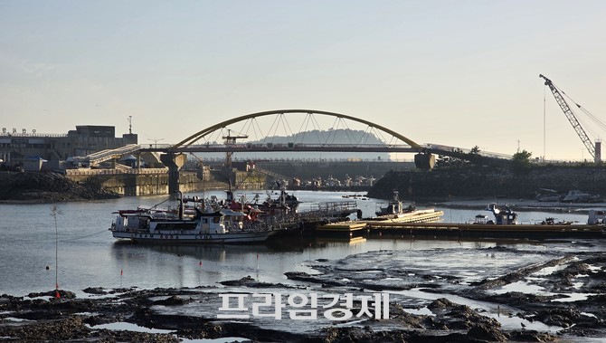 보령시 무창포항에 설치된 무지개다리 모습. =오영태 기자