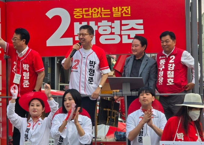 지난 30일 부산 동구 일원에서 열린 6,3 지방선거 국민의힘 집중유세 장면. 곽규택 의원, 박형준 부산시장 후보, 박삼석 전 동구청장, 현 강철호 동구청장 후보(왼쪽부터). ⓒ 프라임경제
