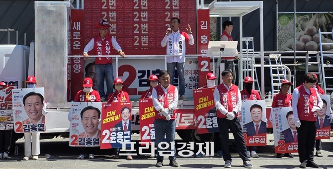 김홍열 청양군수 후보가 31일 청양군 정산읍 정산장터에서 열린 장날 유세에서 "미래 세대를 위해 청양의 새로운 변화를 이끌겠다"고 말했다. =오영태 기자
