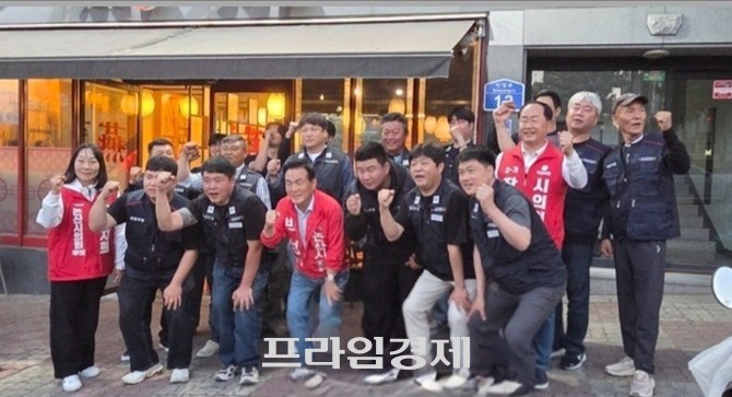 국민의힘 백성현 논산시장 후보가 지난 30일 지지자들과 함께 기념촬영을 하고 있다. ⓒ 프라임경제