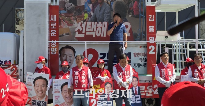 정기철 진상규명위원장은 31일 청양군 정산장터 유세 현장에서 연설을 통해 김홍열 후보의 '사람 중심 투자' 정책을 높이 평가하며 지지를 호소했다. = 오영태 기자