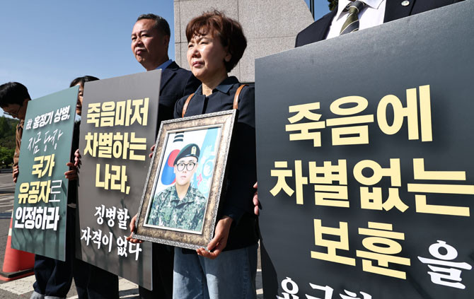 트라우마를 똑같이 겪었더라도 예우가 있다면 충격이 덜하지만 비난이나 조롱 등 2차 가해를 당하면 PTSD는 더욱 심각해 진다. ⓒ 연합뉴스