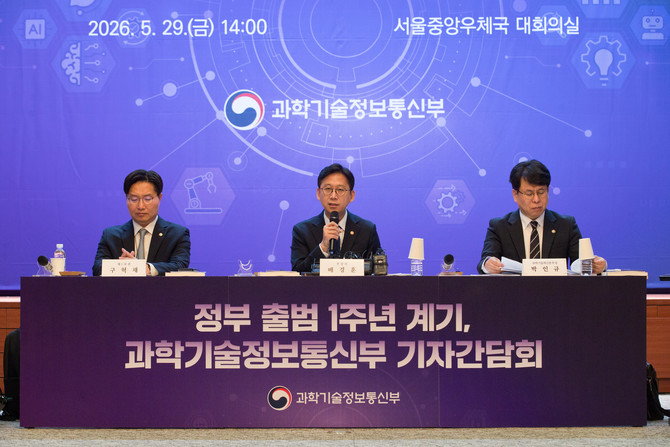 배경훈 부총리 겸 과학기술정보통신부 장관이 지난달 29일 서울 중구 서울중앙우체국에서 열린 '과학기술정보통신부 기자간담회' 에서 발언하고 있다. 왼쪽부터 구혁채 제1차관, 배경훈 부총리, 박인규 과학기술혁신본부장. ⓒ 과학기술정보통신부