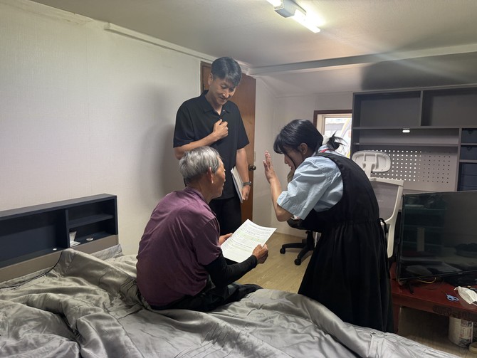 통영시가 행복얼라이언스 사무국과 함께 노후화된 주거환경으로 생활에 어려움을 겪고 있는 관내 취약계층 아동 2가구를 대상으로 보다 안전하고 쾌적한 생활환경을 제공하기 위해 개최하고 있는 '주거환경개선 프로젝트'를 시행하고 있다. ⓒ 통영시