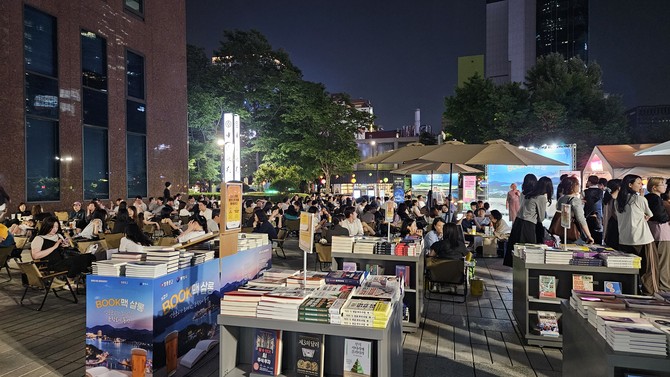 통영시가 서울 종로구 청계천 일원 영풍빌딩 야외 광장에서 ‘투나잇 통영 팝업스토어’를 개최하고 있는 사진. ⓒ 통영시