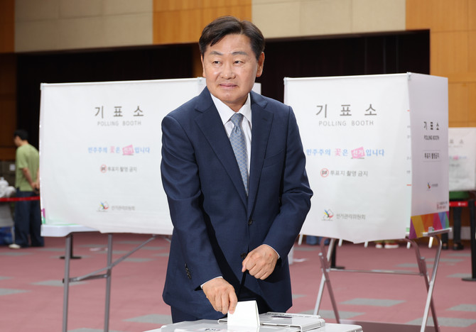 무소속 김관영 전북특별자치도지사 후보가 6·3 지방선거 사전투표 첫날인 29일 전북도청에 마련된 효자5동 사전투표소에서 투표하고 있다. ⓒ 연합뉴스