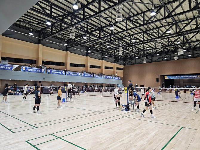 합천군이 '2026 김학석배 전국종별배드민턴선수권대회(초등)'를 개최하는 합천다목적체육관에서 배드민턴 게임을 진행하고 있는 사진. ⓒ 합천군