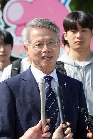 제9회 전국동시지방선거 사전투표 첫날인 5월29일 더불어민주당 민형배 전남광주통합특별시장 후보가 전남 순천 매곡동 순천대학교 정문에서 투표를 마친 뒤 발언하고 있다. ⓒ 연합뉴스