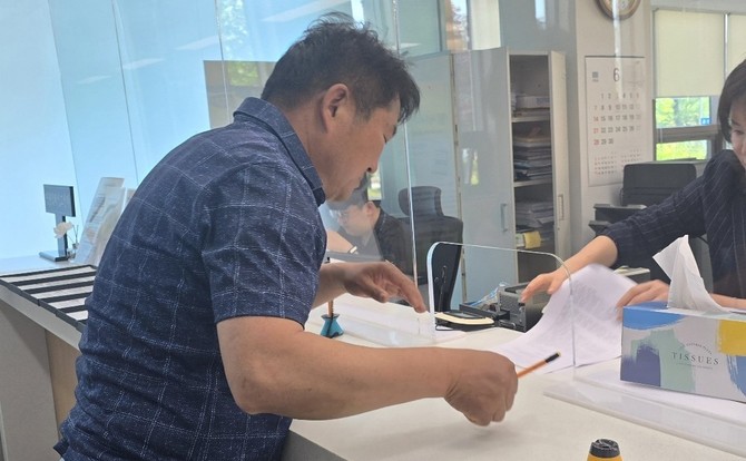 칠갑산휴게소비리진상규명추진위원회는 1일 더불어민주당 김돈곤 청양군수 후보를 업무상 배임 혐의로 대전지방검찰청 공주지청에 고발장을 접수하고 있다. ⓒ 진상규명위