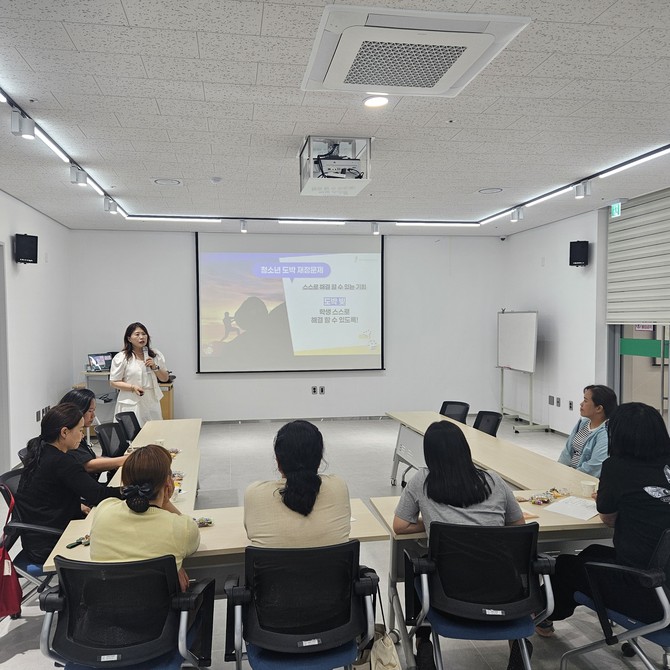남해군가족센터가 청소년 부모교육을 통해 사이버범죄의 심각성을 알리고 스마트폰 유해환경에 대한 인식 개선과 청소년 범죄예방 역량 강화를 위한 교육을 운영하고 있다. ⓒ 남해군
