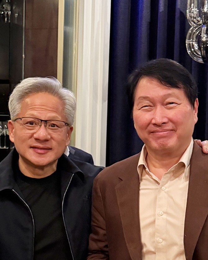 최태원 SK그룹 회장이 지난 1일(현지시간) 대만 타이베이서 젠슨 황 엔비디아 최고경영자(CEO)를 만나 인공지능(AI) 메모리의 협력 미래에 대해 논의했다. ⓒ SK하이닉스 페이스북