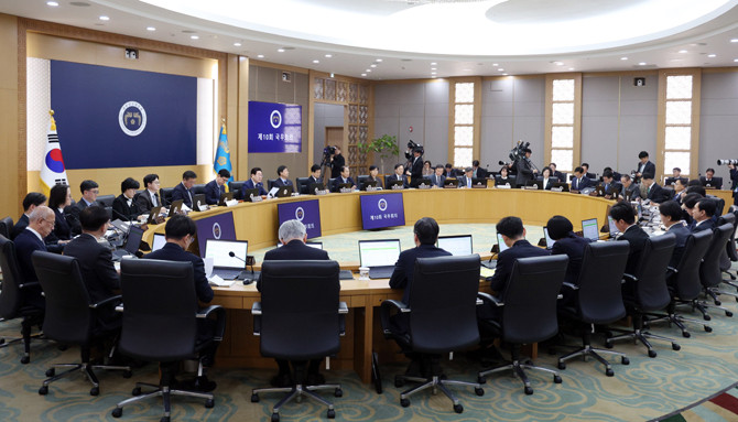 이 대통령은 국무회의 모두 발언에서 최근 발생한 산재 사고를 언급하며 "사업장 안에서 동일한 유형의 사고가 반복적으로 발생하는 사업장을 추려 보고하라"고 지시했다. ⓒ 연합뉴스