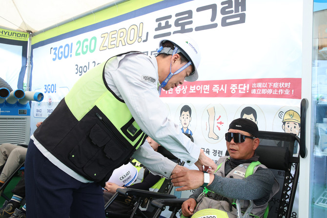 인천 서구에 위치한 가좌 테크센터 현장에서 현대건설 신재점 CSO가 온열질환 예방 프로그램의 일환으로 체열 감지 웨어러블 장비를 통해 근로자 건강 상태를 체크하고 있다. Ⓒ 현대건설