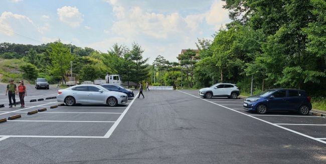 경주시가 종합자원화단지 내 웰빙센터 이용객들의 안전과 편의 향상을 위해 주차장 환경개선 공사를 완료한 가운데 새롭게 정비된 웰빙센터 주차장 모습. ⓒ 경주시