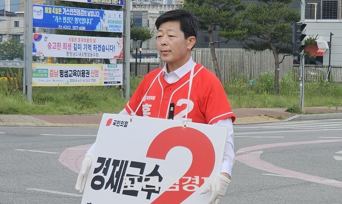 박정주 후보가 선거 마지막날 2일 홍성 복개주차장에서 마무리 유세를 열고 군민들에게 마지막 지지를 호소하고 있다. = 오영태 기자
