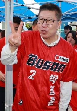 국민의힘 박형준 부산시장 후보가 2일 부산 해운대구 MG새마을금고 센텀 제반지점 옆 공터에서 열린 짜장면 나눔 행사에 참석해 주민들과 인사하며 지지를 호소하고 있다. ⓒ 연합뉴스