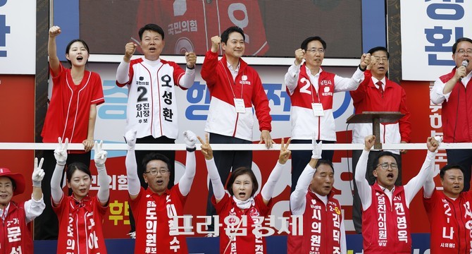 국민의힘 장동혁 대표와 오성환 후보가 2일 충남 당진시 읍내동 당진구터미널 회전교차로에서 지원유세에 나서며 막판 표심 잡기에 총력을 기울였다. ⓒ 프라임경제
