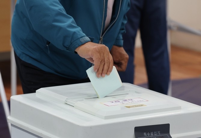 제9회 전국동시지방선거 및 국회의원 재·보궐선거일인 3일 울산시 남구 달동 제3투표소가 마련된 동평중학교에 유권자가 투표하고 있다. ⓒ 연합뉴스