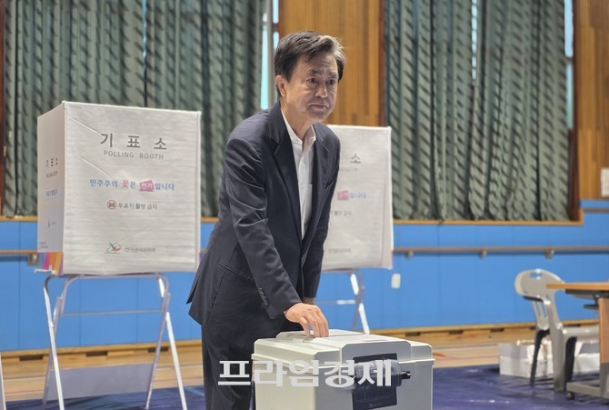국민의힘 김태흠 충남도지사 후보가 3일 오전 충남 보령시 웅천초등학교 제2투표소에서 투표함에 투표용지를 넣고 있다. = 오영태 기자