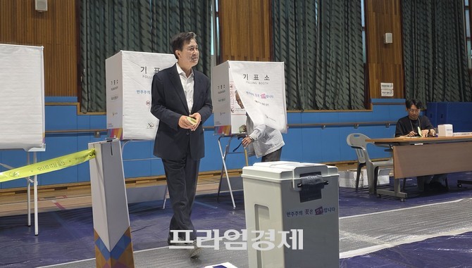 국민의힘 김태흠 충남도지사 후보가 3일 오전 충남 보령시 웅천초등학교 제2투표소에서 투표함으로 가고 있다. = 오영태 기자